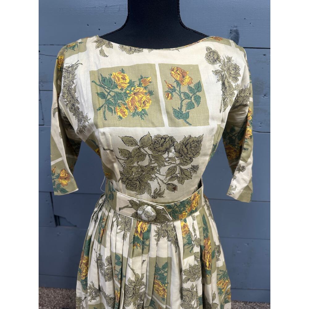 1950's Vintage Pleated Floral Dress with Belt - Picture 2 of 7